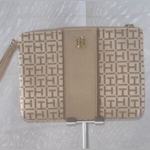 BRAND NEW TOMMY HILFIGER TAN & CREAME MONOGRAMMED WRISTLET/POUCH w/gold hardware